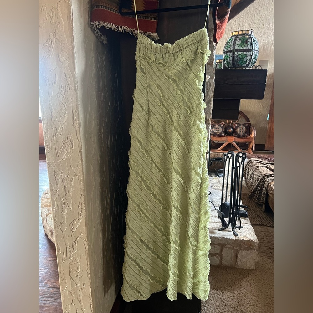 STRAPLESS RUFFLED MAXI DRESS
Endless Rose
Pistachio